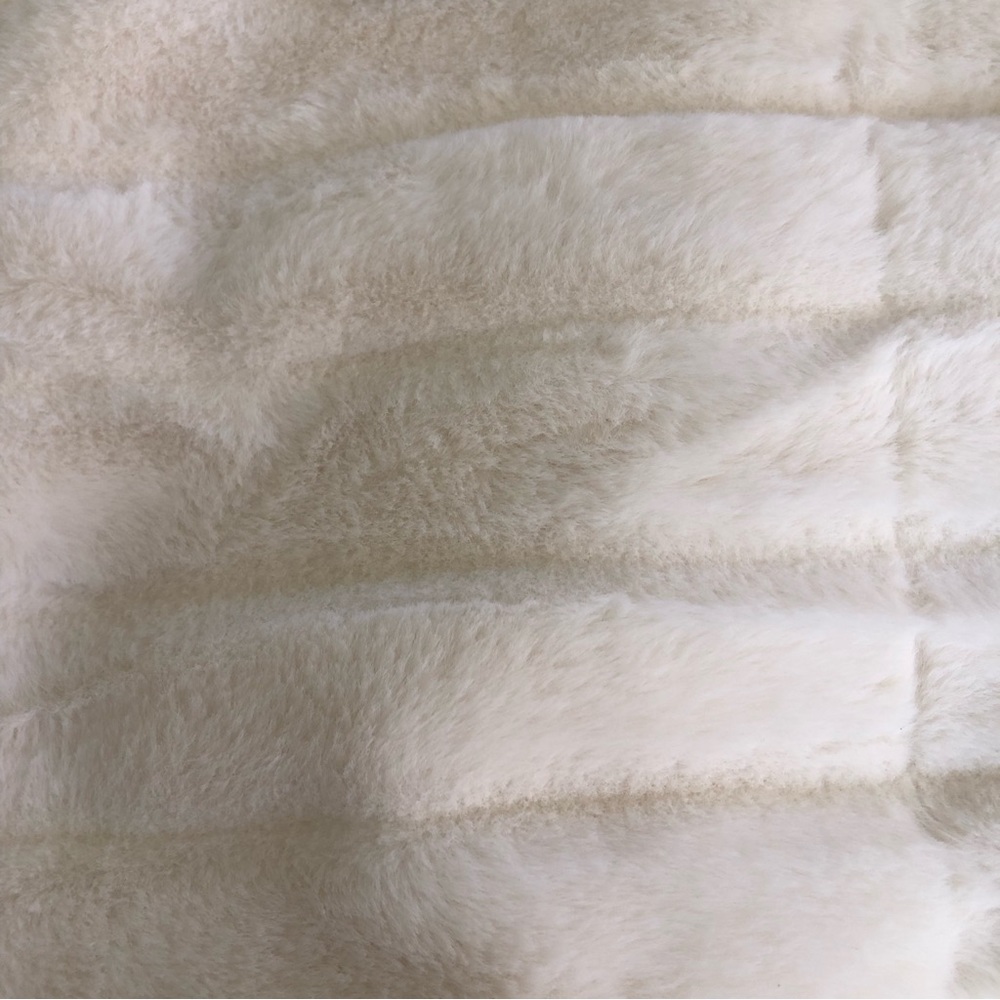 🌿 RACHEL ZOE 🌿 white faux fur blanket throw rug 50” x 60” BNWT - Picture 3 of 8